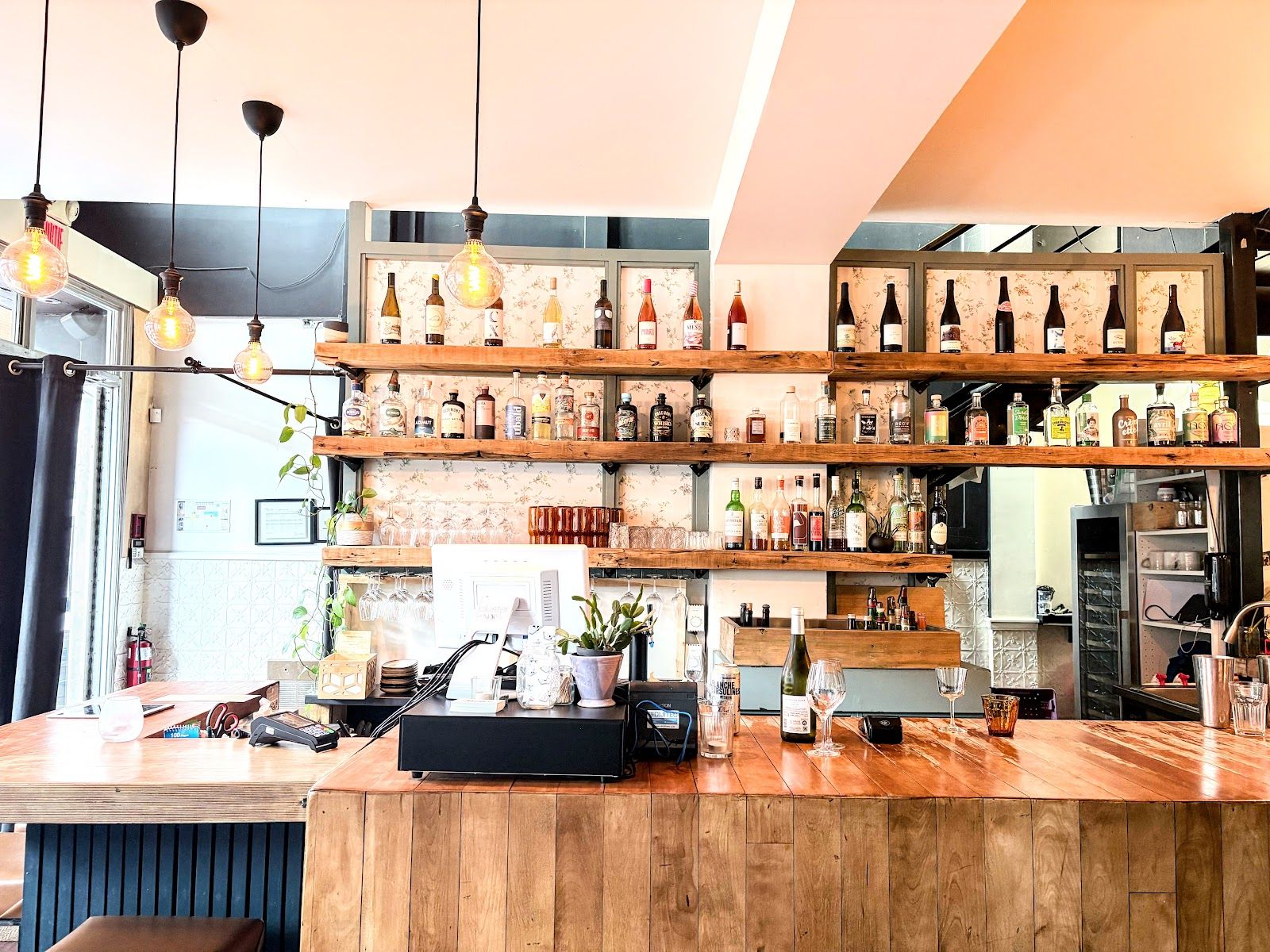 Le comptoir du Bette, ses étagères de bouteilles et de produits
